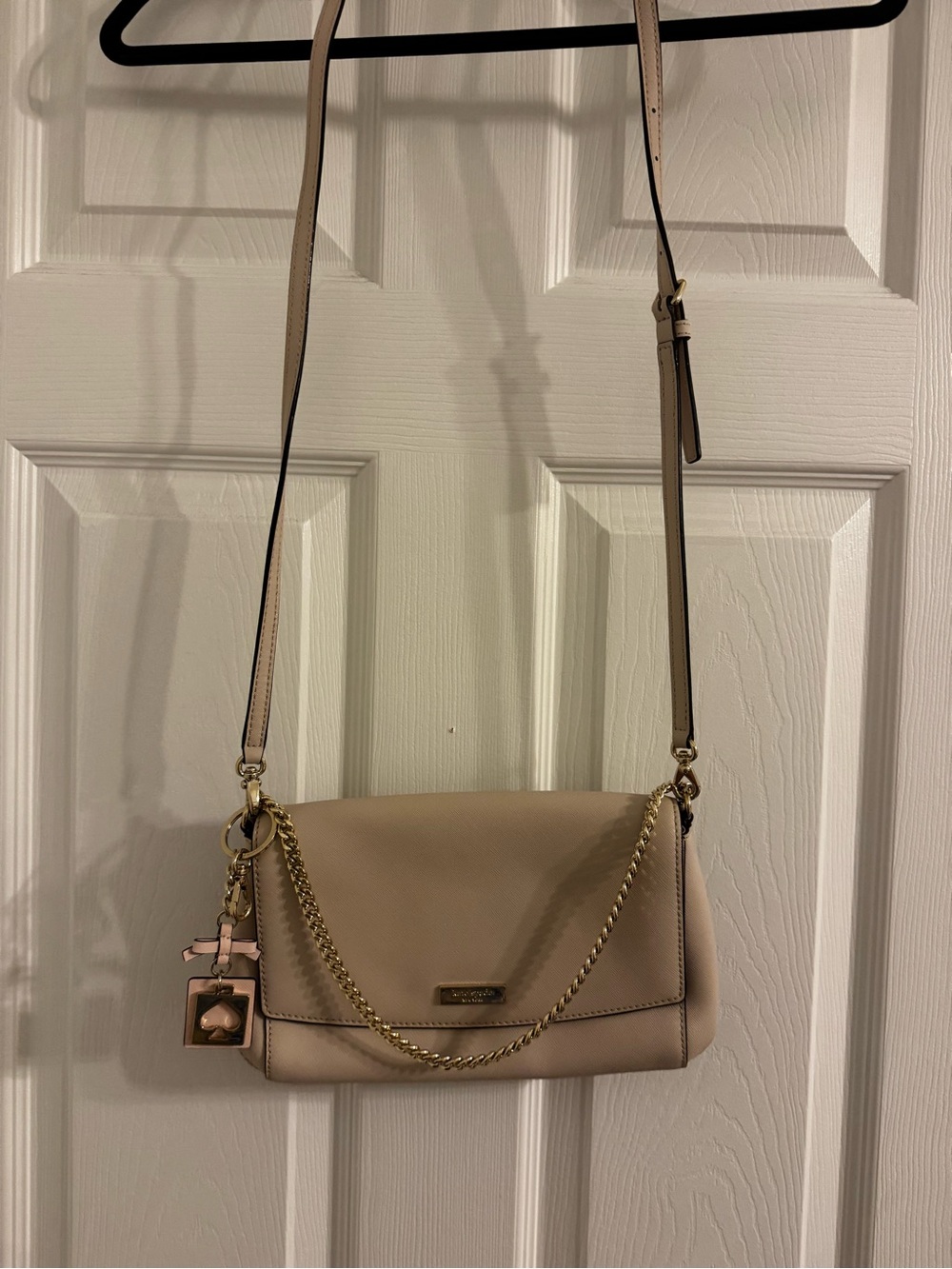 kate spade beige shoulder bag with gold chain